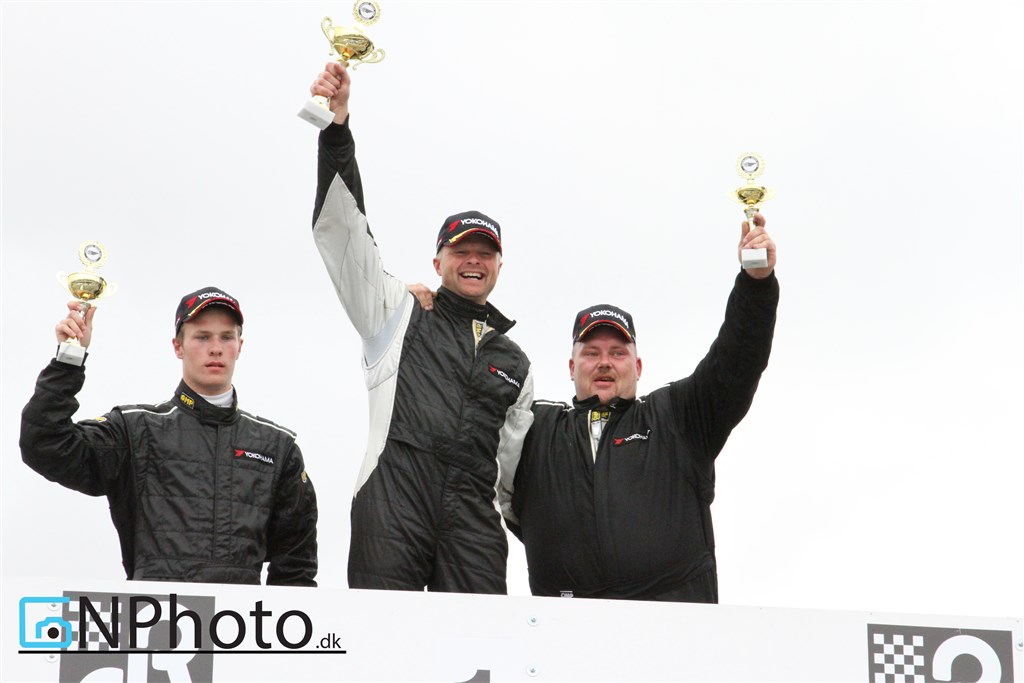 Podiet i heat 2. Karsten Olsen en rigtig glad 1.gangs vinder i asfaltbanesporten foran Ole Petersen og Brian Johannesen
(Foto: CN Photo)